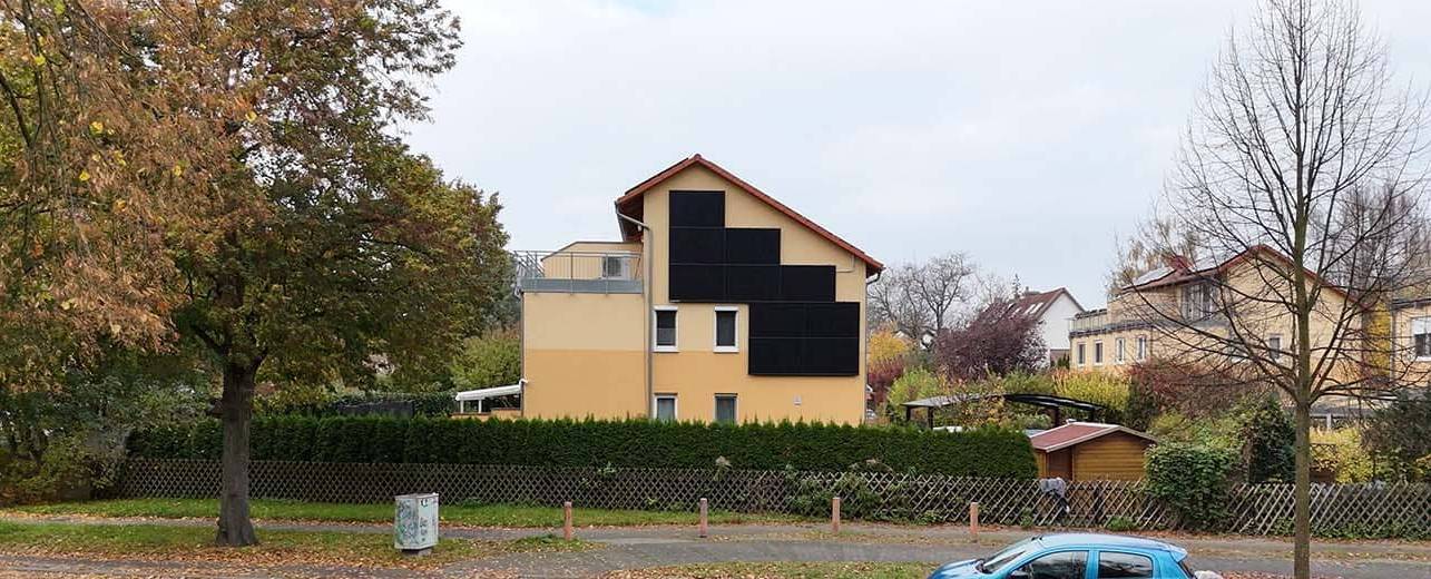 Bestandsbau mit PV-Fassadenanlage