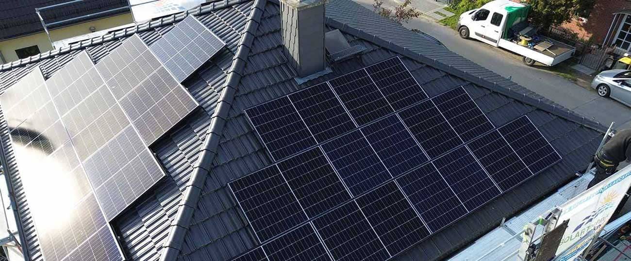 Dach mit installierten PV-Modulen