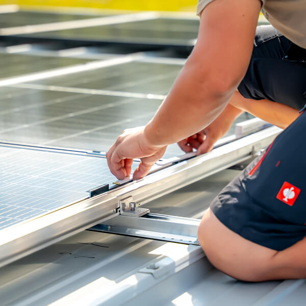 Installation einer PV-Analge durch Techniker