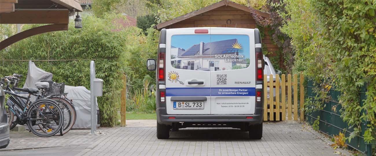 Servicefahrzeug der Firma Solartechnik Lauckner beim Kunden zur Inbetriebnahme der PV-Anlage