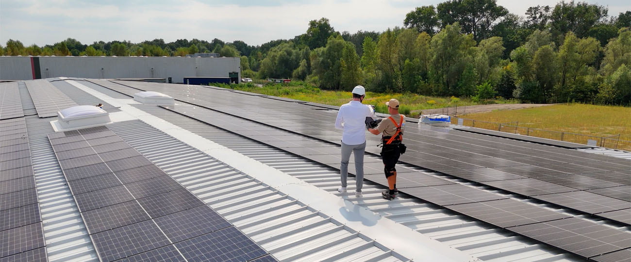 Techniker der Firma Solartechnik Lauckner bei der PV-Anlagen-Montage