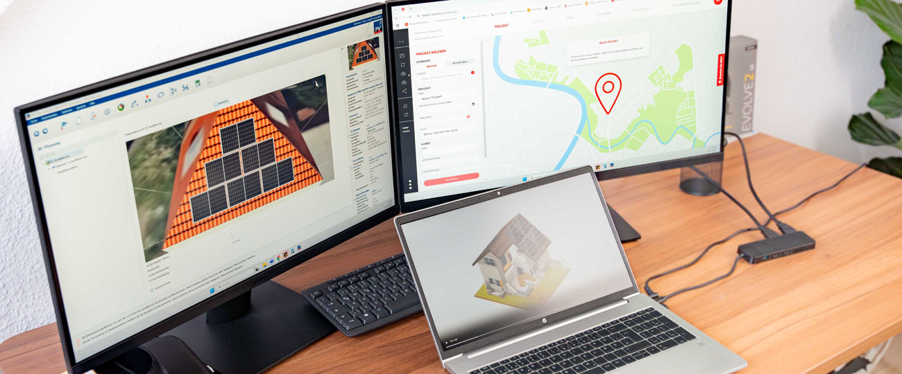 Laptop und Monitor mit PV-Planungs-Software