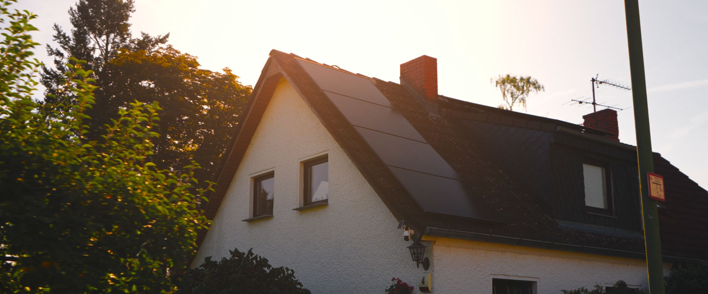 Einfamilienhaus mit auf dem Dach installierter PV-Anlage