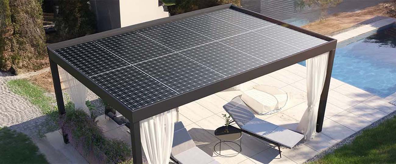 Moderne Solar-Terrassenüberdachung mit integrierten Photovoltaikmodulen – stilvolle Kombination aus Energiegewinnung und Schattenspender