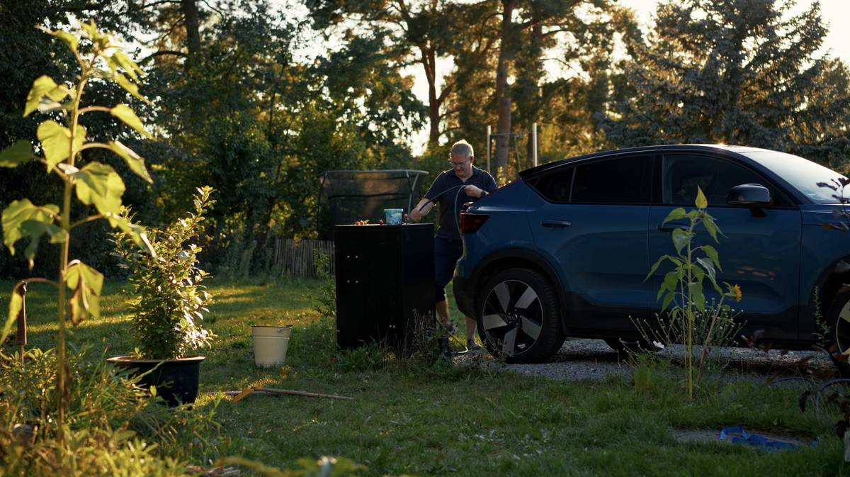 Moderner Carport mit integrierten PV-Modulen
